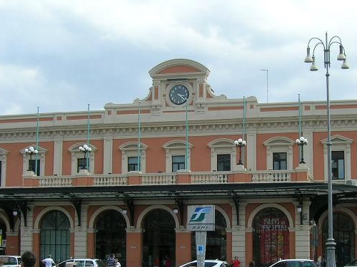 bari stazione treni foto